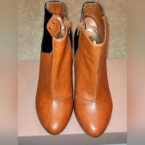 Nicole Miller Shoes - Nicole Miller Tan and Black Ankle Boots with Classic Silhouette Size 7.5